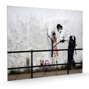 Alubild - Polizist durchsucht Mädchen