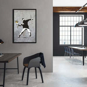 Poster im Rahmen - Vermummter Mann wirft Blumen